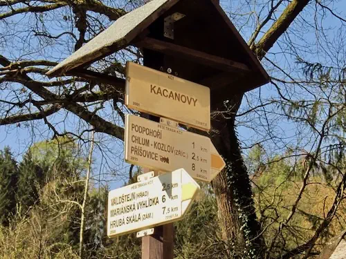 Signpost for the yellow tourist trail in Kacanovy