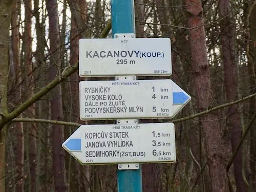 Signpost for the blue tourist trail in Kacanovy